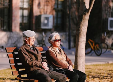 3个60岁退休女人坦言:人到晚年,老伴却不是我最亲的人