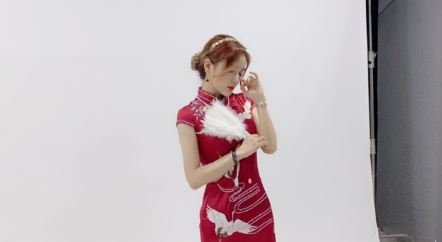 电竞比分网s｜美女解说rita晒出国风旗袍写真，韵味十足！