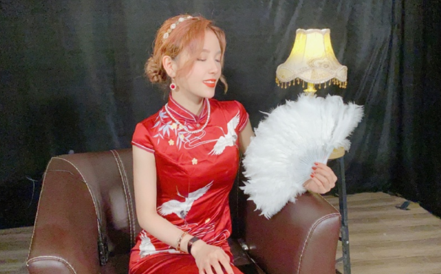 电竞比分网s｜美女解说rita晒出国风旗袍写真，韵味十足！