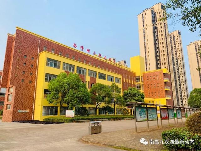 南师附小新龙校区位于圭峰大道以东,九江街以南,目前正在原龙岗学校