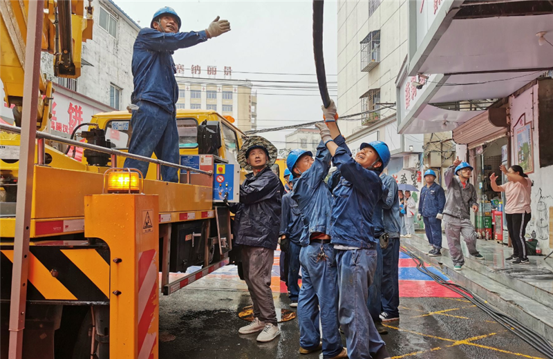 (任长波)7月14日,江苏南通启东供电公司员工在启东110千伏港口变电站