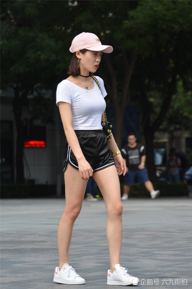 黑色运动短裤,搭配白色修身半袖,脚下一双白色板鞋,休闲时尚