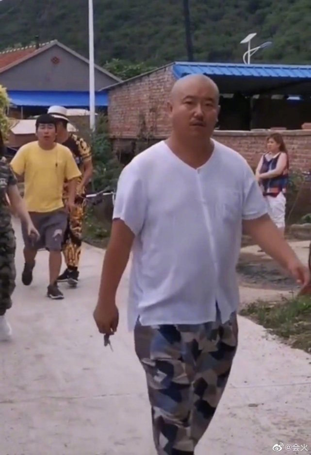 赵明远真的有点像王小利,赵明远身穿刘能的经典装扮,白背心,宽松裤