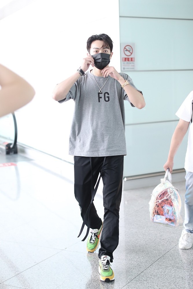 许凯腿部线条匀称又细,男生的腿这么好看?粗腿女孩都看哭了