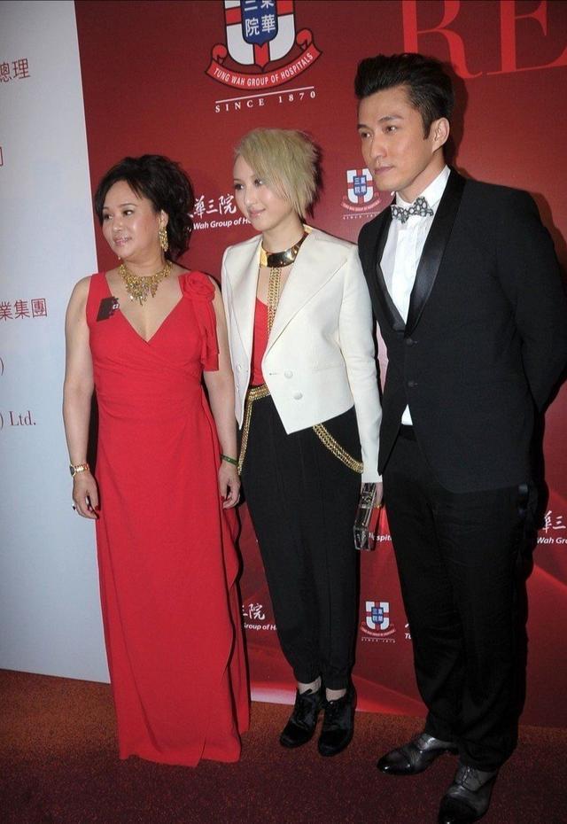 赌王三房长女太浮夸，何超云染金发戴大金链像小太妹，三太显尴尬