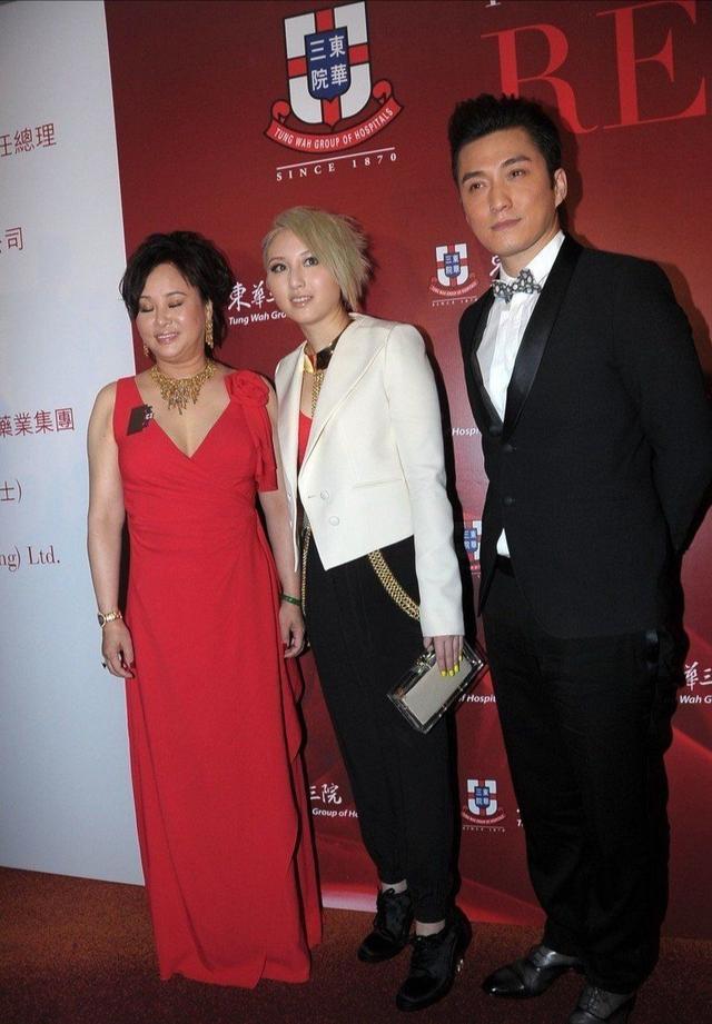 赌王三房长女太浮夸，何超云染金发戴大金链像小太妹，三太显尴尬