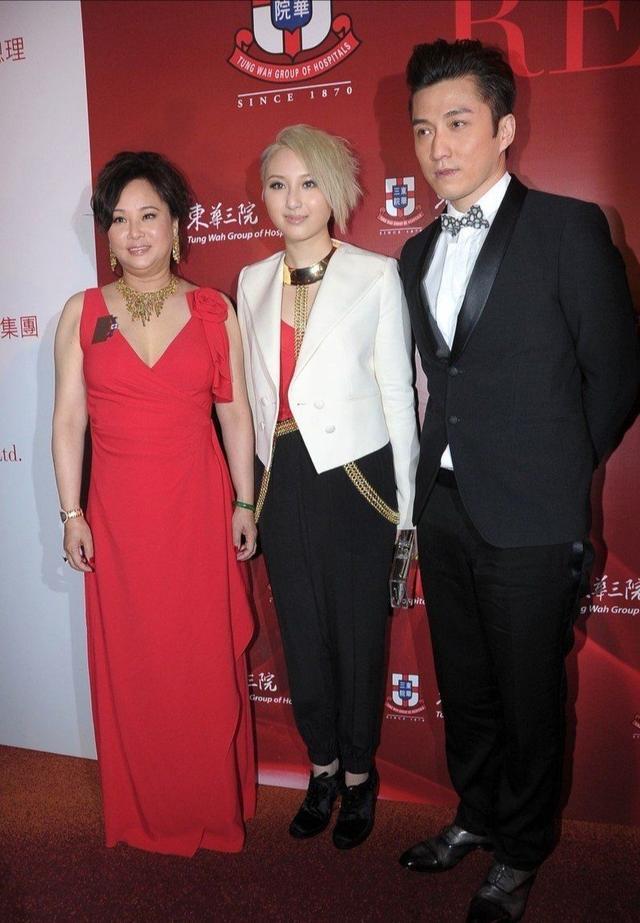 赌王三房长女太浮夸，何超云染金发戴大金链像小太妹，三太显尴尬