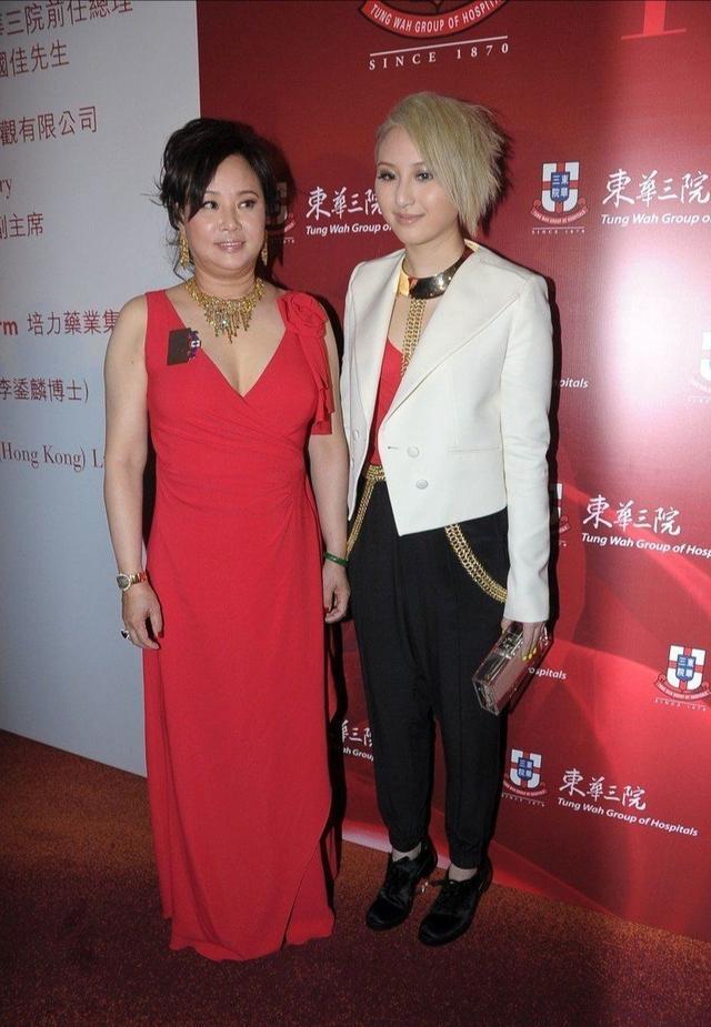 赌王三房长女太浮夸，何超云染金发戴大金链像小太妹，三太显尴尬