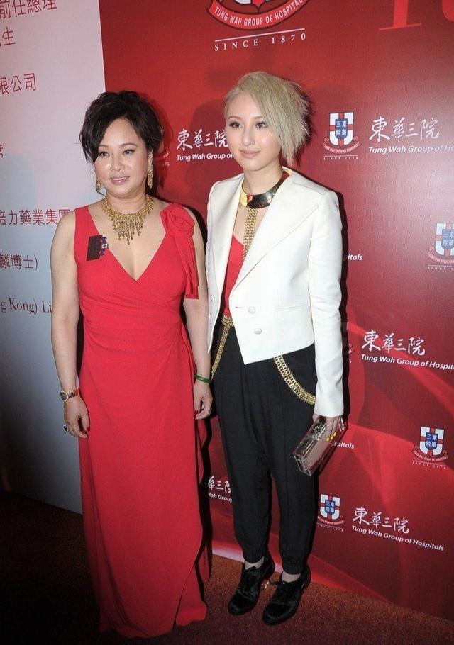 赌王三房长女太浮夸，何超云染金发戴大金链像小太妹，三太显尴尬
