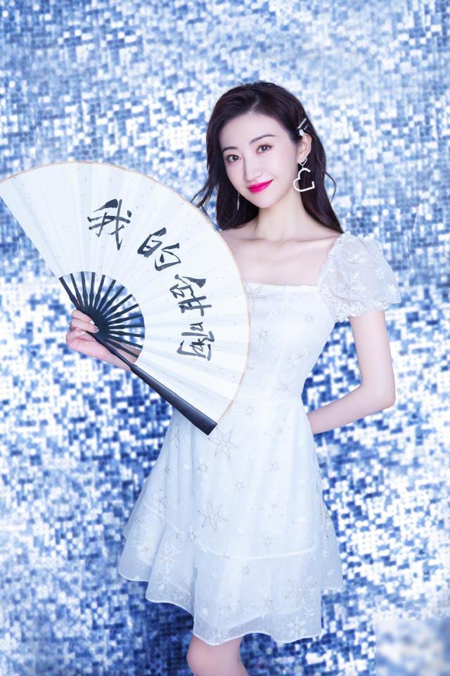 景甜真好看,白色印花连衣裙甜美优雅很有女人味,珍珠发夹特别美