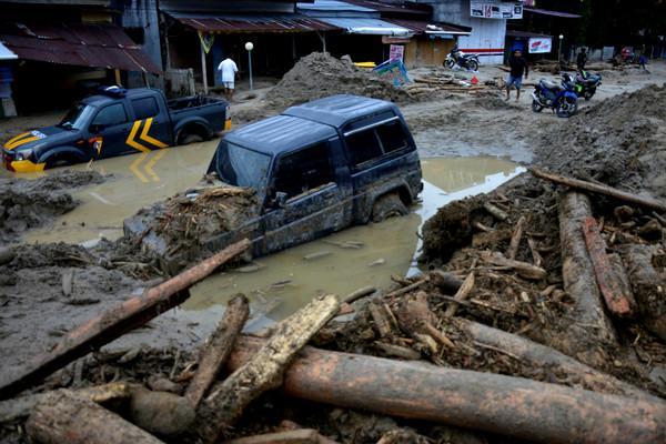 印尼苏拉威西暴雨 泥流洪水淹没6镇 至少21人死亡