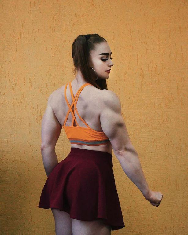 俄罗斯女子练了9年举重，全身肌肉发达，常常被人批评身材太过分
