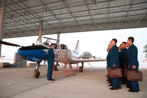 空军哈尔滨飞行学院迎来新"雏鹰"