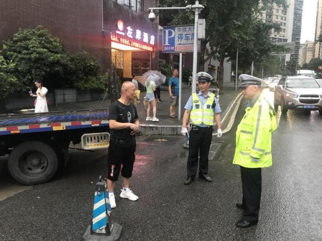 重庆警方|车库被淹 渝中警方紧急转移80辆车挽损百万元