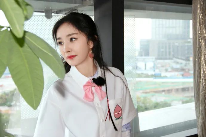 杨幂又放大招了!别人穿像工作服的造型,她换上变少女甜心,杨幂 杨幂又放大招了!别人穿像工作服的造型,她换上变少女甜心,杨幂