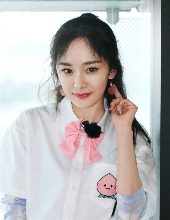 杨幂又放大招了!别人穿像工作服的造型,她换上变少女甜心,杨幂 杨幂又放大招了!别人穿像工作服的造型,她换上变少女甜心,杨幂