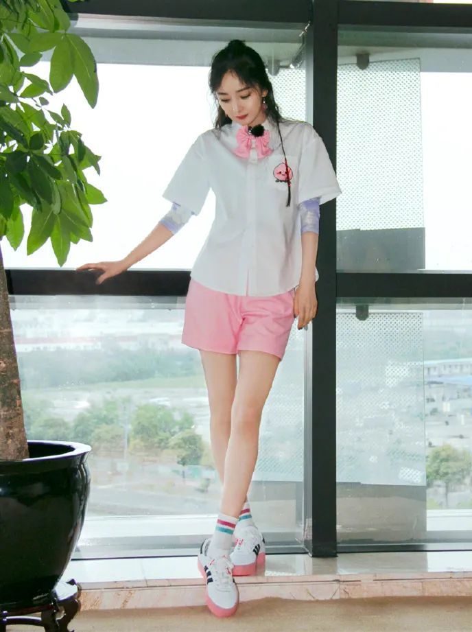 杨幂又放大招了!别人穿像工作服的造型,她换上变少女甜心,杨幂 杨幂又放大招了!别人穿像工作服的造型,她换上变少女甜心,杨幂