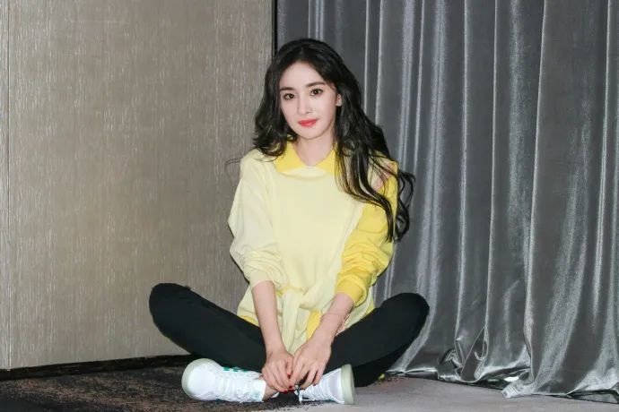 杨幂又放大招了!别人穿像工作服的造型,她换上变少女甜心,杨幂 杨幂又放大招了!别人穿像工作服的造型,她换上变少女甜心,杨幂