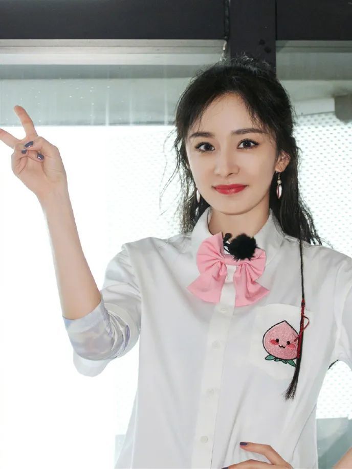 杨幂又放大招了!别人穿像工作服的造型,她换上变少女甜心,杨幂 杨幂又放大招了!别人穿像工作服的造型,她换上变少女甜心,杨幂