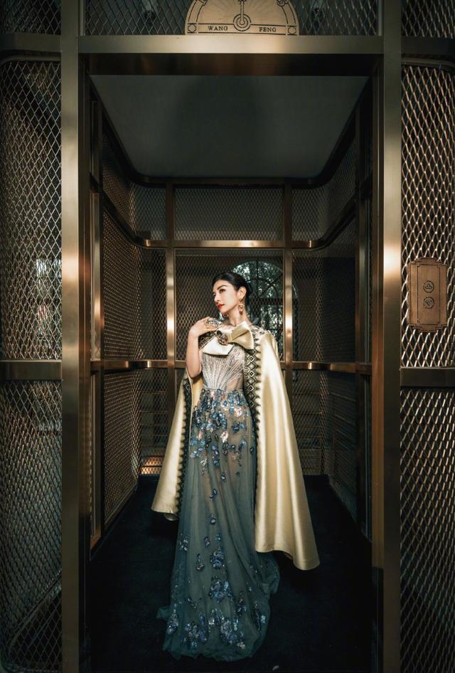 照片中的黄奕穿着一袭华丽丽的礼服,浑身珠光宝气,尽显高贵端庄和典雅