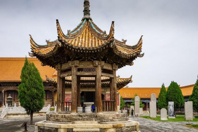 东汉桓帝时迁于现址,改为现在的名字,经过多朝代重修后