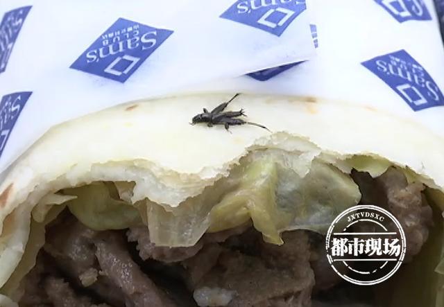 南昌山姆会员店买牛肉卷吃了一半发现上面竟“印”着1只蟑螂