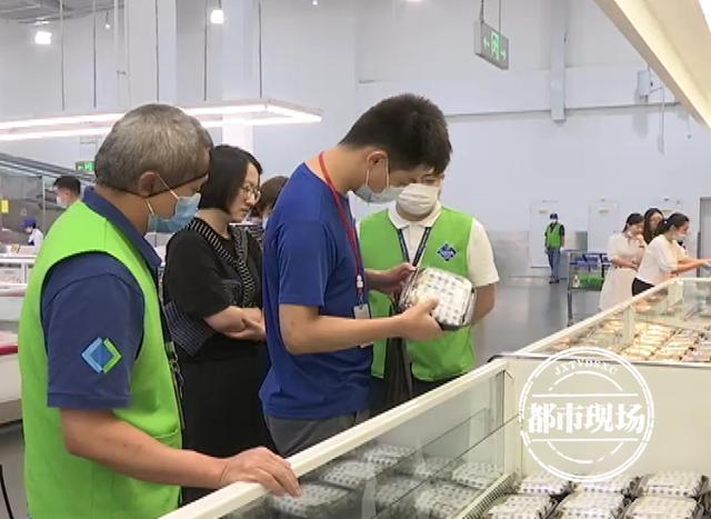 南昌山姆会员店买牛肉卷吃了一半发现上面竟“印”着1只蟑螂