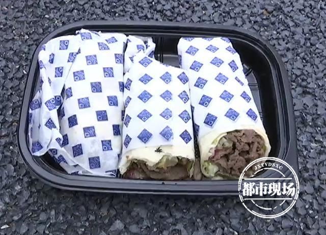 南昌山姆会员店买牛肉卷吃了一半发现上面竟“印”着1只蟑螂