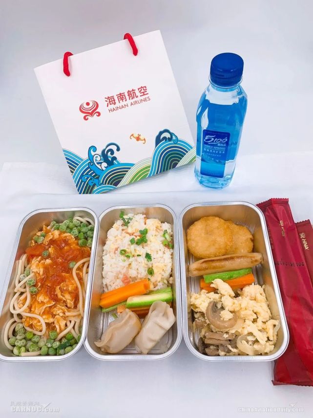 海南航空海口出港航班经济舱早餐(摄影:李雯爔)