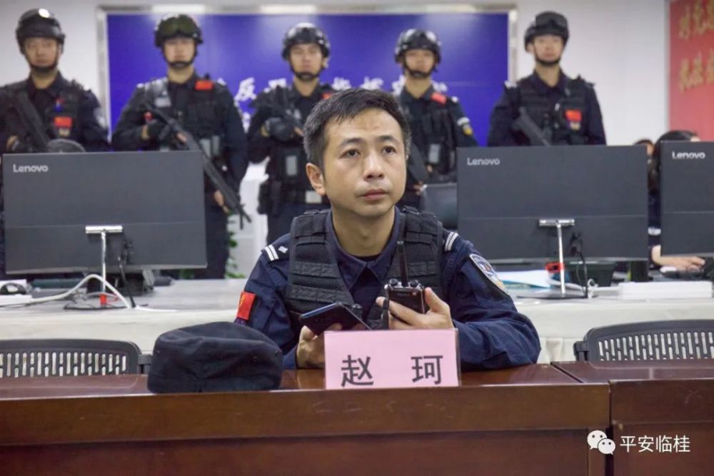 1998年,赵珂从中国刑警学院毕业后即进入桂林公安队伍.