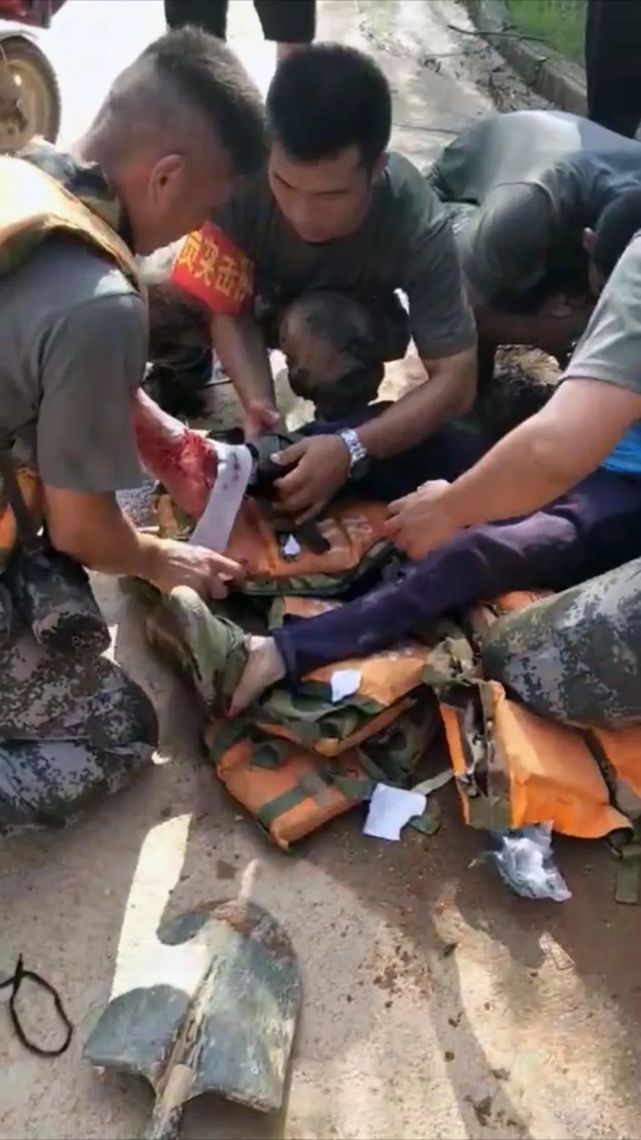 抗洪一线的兵哥哥,"顺手"救了个人!