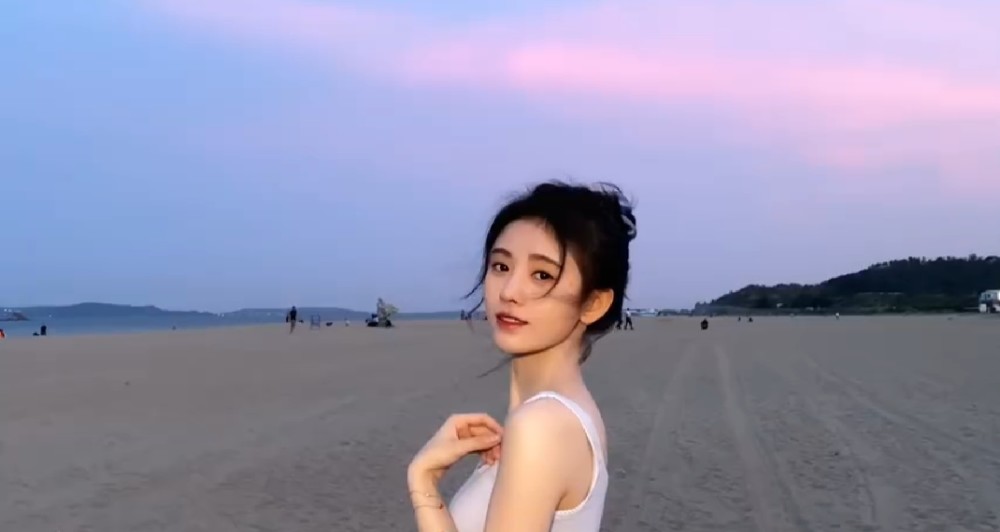 鞠婧祎穿白色背心海边漫步,头发凌乱似韩系女主,镜头下的直角肩堪称