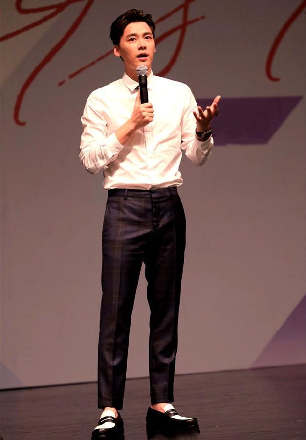男明星青睐白衬衫,今夏要怎么穿搭呢?十分帅气还撩人