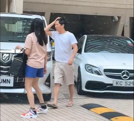53岁张家辉,土豪标配是街上"最壕的仔",但为何穿拖鞋开车?