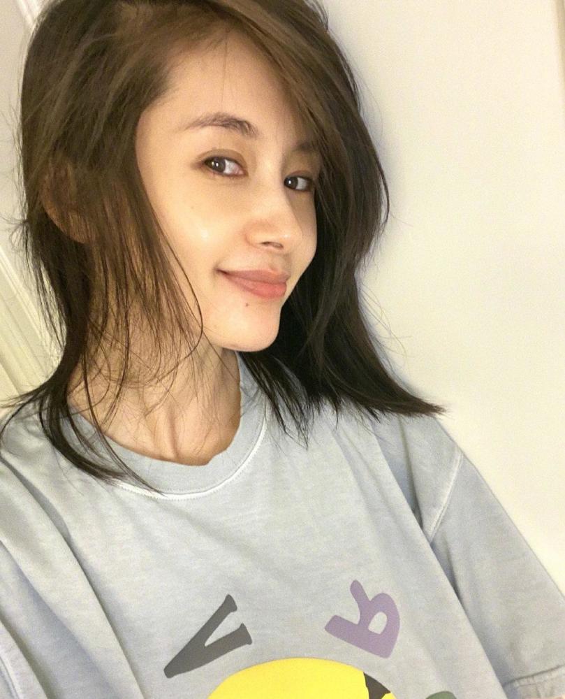 王子文晒素颜照,慵懒发型配居家服休闲又清新,尽显"妖精"本色