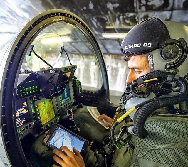 在台风座舱进行学习的卡塔尔空军飞行员