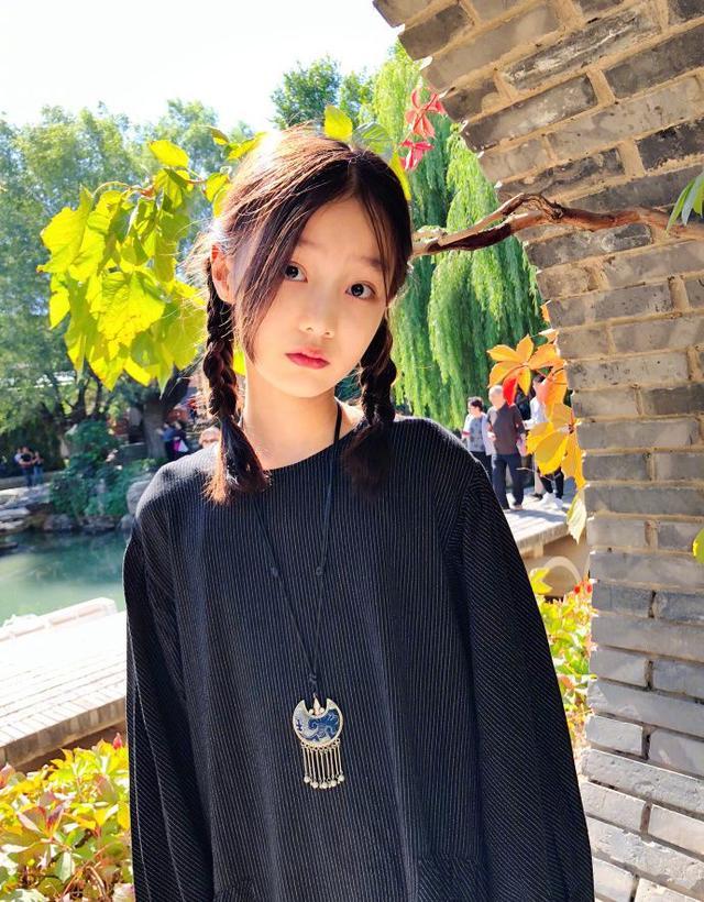赵薇"女儿"太可爱,被网友禁止整容,如今12岁的她长成什么样?