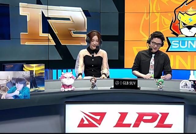 rita和记得解说RNG对战SN，记得手舞足蹈，姿态质问手放在哪里
