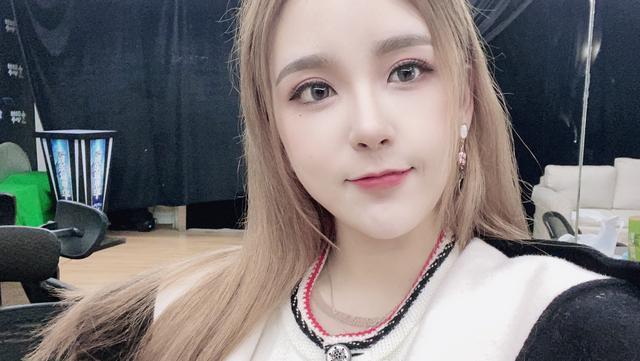 rita和记得解说RNG对战SN，记得手舞足蹈，姿态质问手放在哪里