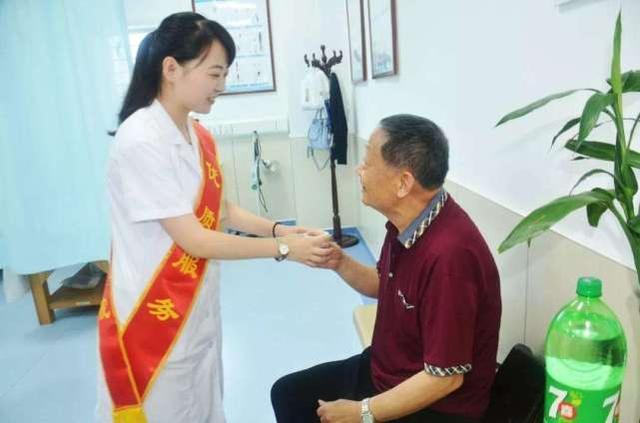 入伏后大批人排队贴三伏贴，它是不是骗局？告诉你真正适合的人群