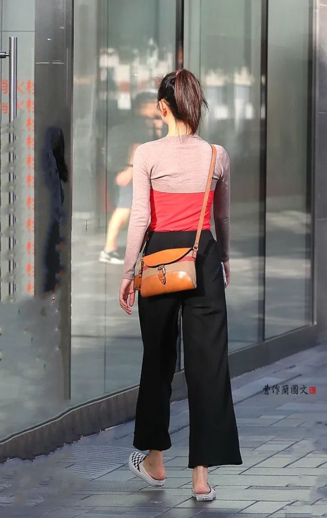 街拍:潇洒飘逸的阔腿裤美女