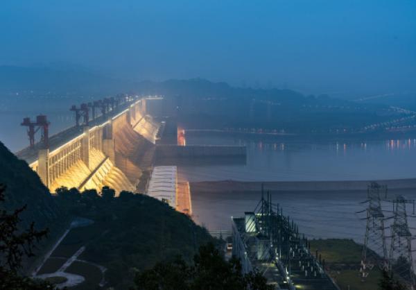三峡大坝泄洪闸夜景.新华社