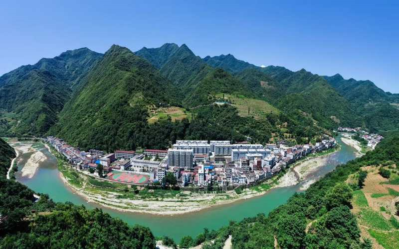 图:作者家乡小镇 镇安县柴坪镇(图片来自网络)当我从农村走入城市