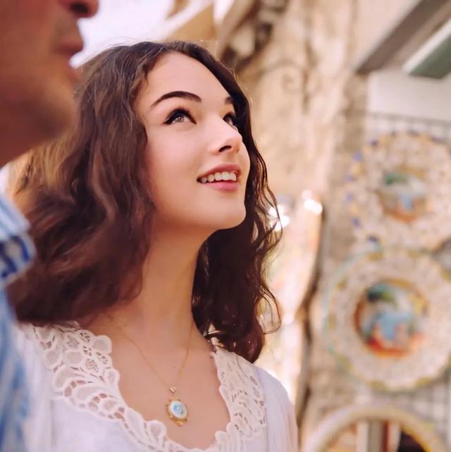 16岁的少女模特deva cassel,居然是她的女儿?