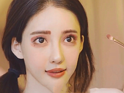 潘南奎被前公司解约后，当上美妆博主，但因化妆技术太烂被吐槽