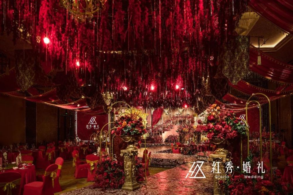 华丽壮美的婚礼现场犹如宫殿,红金色的庄严大气