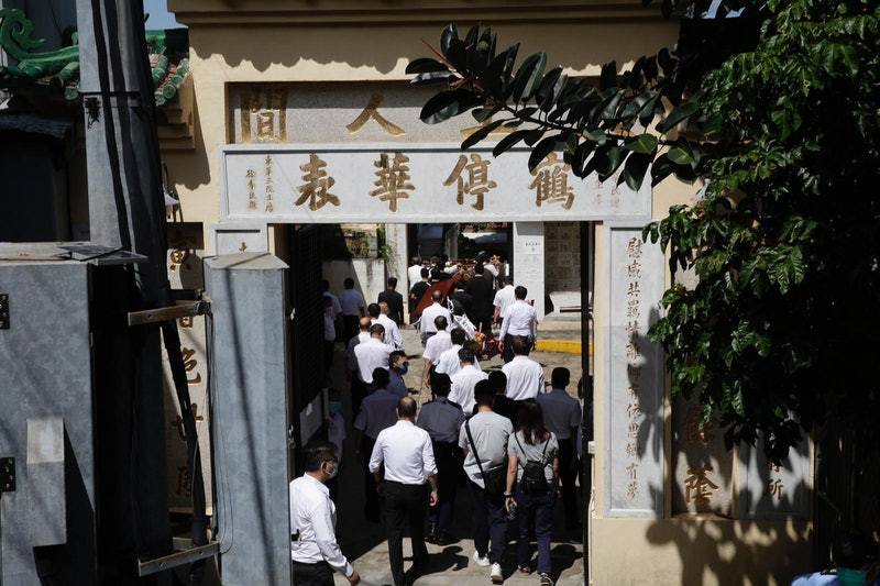 何猷龙捧"赌王"遗像 8人抬棺何鸿燊移灵东华义庄