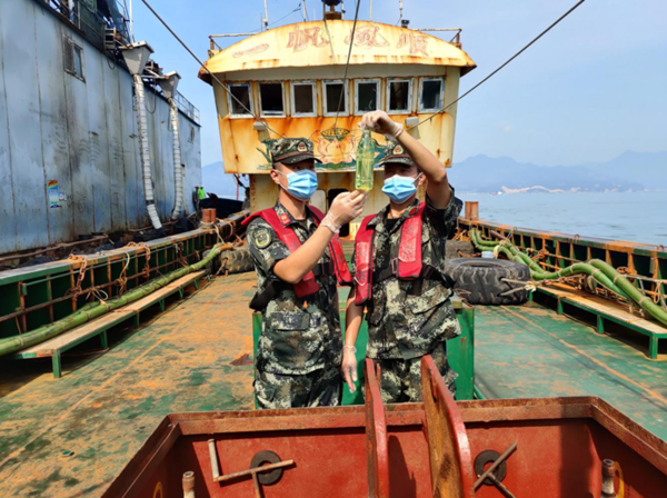 中国网海峡7月17日讯(谢祥茂) 近日,福建省宁德市海警在西洋岛附近