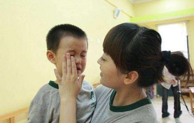 地铁上男孩哇哇大哭,奶奶做"抬手"动作:娃瞬间变脸,你