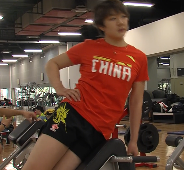 陈梦才叫不容小觑,看清她在健身房里的训练,才知道腰腹力量有多强大